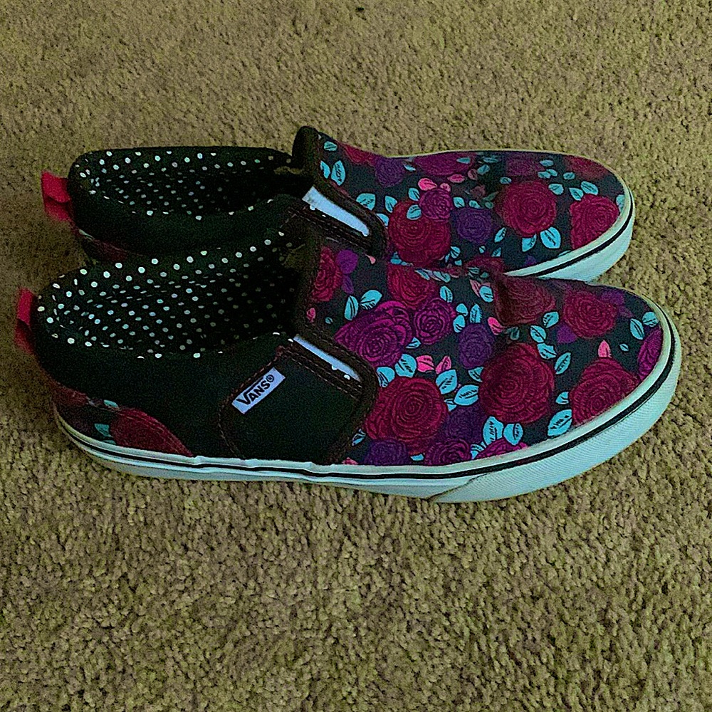 I’m selling girl vans I barely worn them so they are clean and The are a size 6